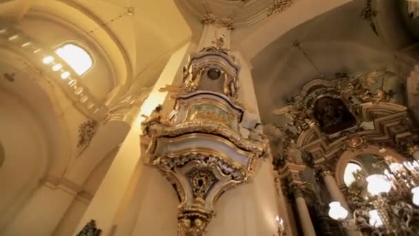 Schönes Interieur der katholischen Kirche — Stockvideo