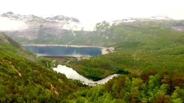 Camino de filmación aérea en Noruega. Hermosa naturaleza Noruega. Escalera de troll — Vídeo de stock