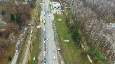 Şehir yol ve hareketli araba ve Parkı'ndan bir kuş bakışı görünüme havadan görünümü. Ukrayna