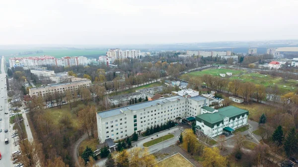 A légi felvétel a város, a park, az út a egy madarak-szem kilátás. Ukrajna Ternopil — Stock Fotó