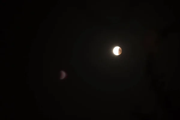 El eclipse lunar más largo del siglo. La luna en el cielo negro . —  Fotos de Stock