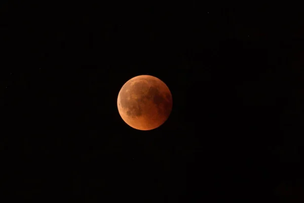 27 июля 2018 года является самым длинным лунным затмением века. Луна окрашена в красный-коричневый цвет из-за тени Земли, через которую она проходит. . — стоковое фото