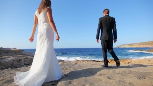 Наречена і наречений на березі моря в день весілля . — стокове відео