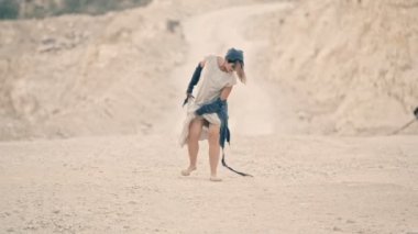 mutlu kız çıplak ayakla dans etmek beyaz yolda