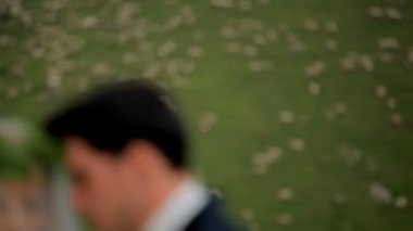 Onların düğün günü yeşil çayır bir arka plan üzerinde romantik yeni evliler