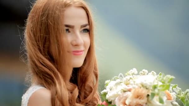 Ευτυχισμένος κοκκινομάλλα νύφη με ένα μπουκέτο λουλούδια — Αρχείο Βίντεο