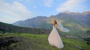 Gelin bir çarpıcı dağ manzarası bir arka plan karşı olduğunu.