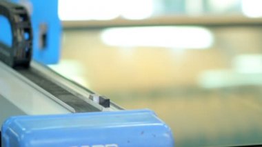 Plastik pencere hattı üretimi. yakın çekim çalışma ekipman parçası