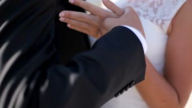 Mutlu gelin ve damat onların düğün günü sahil üzerinde. Mutlu bir aile hayatı kavramı