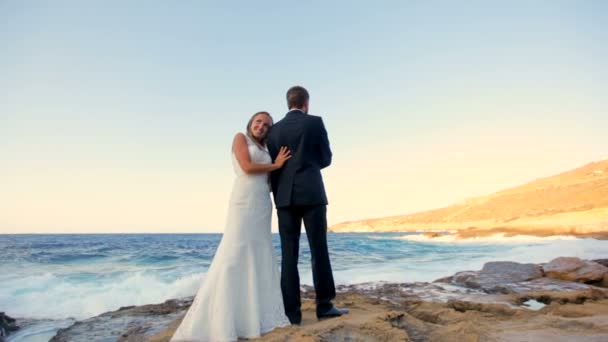 Noiva e noivo à beira-mar no dia do casamento . — Vídeo de Stock