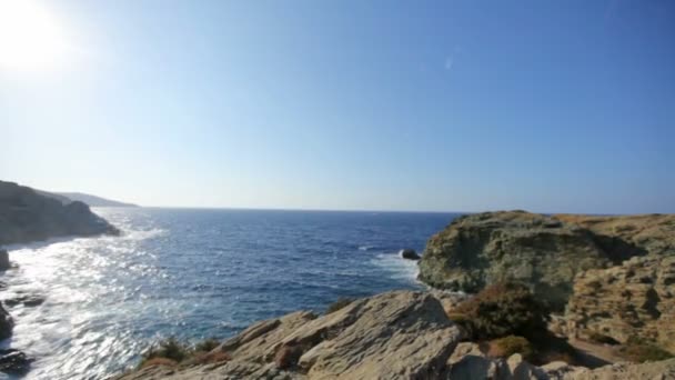 Meereswellen schlagen an einem sonnigen Tag an der Steinküste — Stockvideo