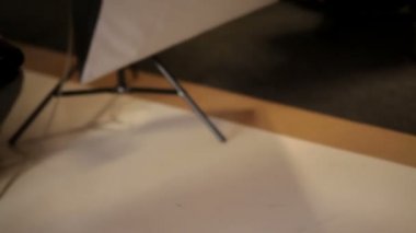 Fotoğrafçı küçük bir çocuğun resmini fotoğraf stüdyosu alır.