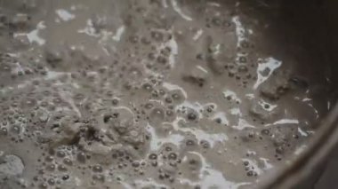 Bir kova bir bina karıştırın homojen bir duruma bir inşaat mikser tarafından işçi karışımları