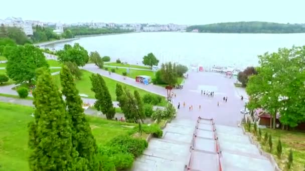 Όμορφη θέα της πόλης, το χώρο περιπάτου και τη γαλάζια λίμνη στο κέντρο της πόλης. — Αρχείο Βίντεο