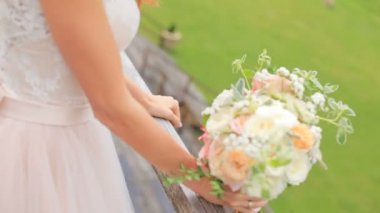 Bir buket çiçek meyve bahçesi bir arka plan üzerinde ile güzel gelin