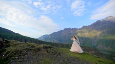 Gelin bir çarpıcı dağ manzarası bir arka plan karşı olduğunu.