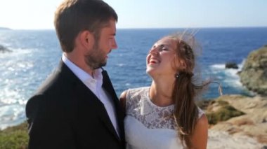 Mutlu gelin ve damat onların düğün günü sahil üzerinde. Mutlu bir aile hayatı kavramı