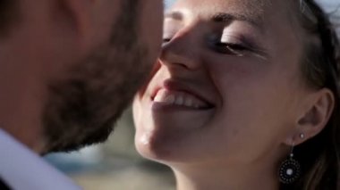 Mutlu gelin ve damat onların düğün günü sahil üzerinde. Mutlu bir aile hayatı kavramı