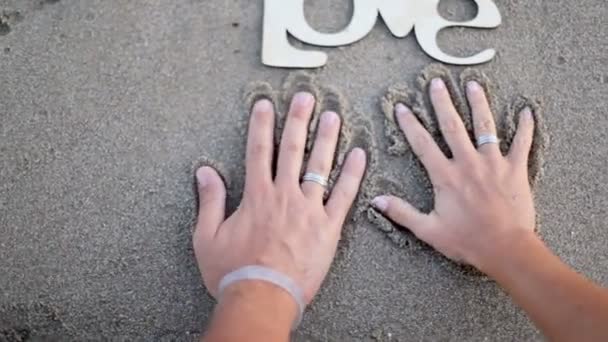 Lyckliga bruden och brudgummen omfamnar ömt på stranden. kroppsdelar — Stockvideo