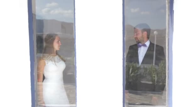 快乐新婚夫妇坐在他们的旅馆附近在他们的婚礼日. — 图库视频影像