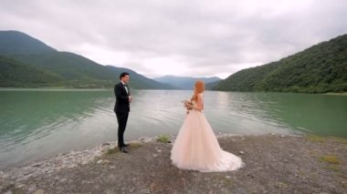 Seven ve arka plan üzerinde çift nehir ve dağ