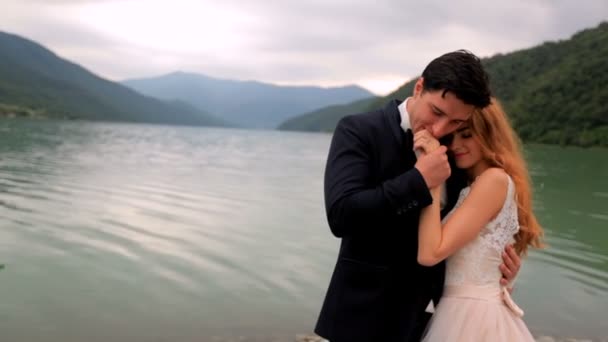 Verliefde paar op de achtergrond van de rivier en de bergen — Stockvideo