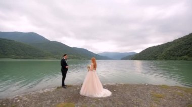 Seven ve arka plan üzerinde çift nehir ve dağ