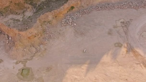Quadrocopter 노란색 사막 위에 난다. 피아니스트는 노란 모래에 흰색 피아노에 놀고 있다. 위에서 볼 수 있습니다. 공중 보기. — 비디오