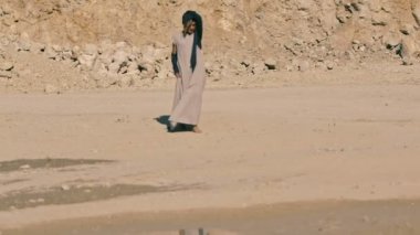 Etno-giysili genç bir çekici kadın göl bir sıcak, boğucu, güneşli yaz günü yaklaşıyor..