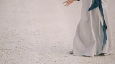 mutlu kız çıplak ayakla dans etmek beyaz yolda