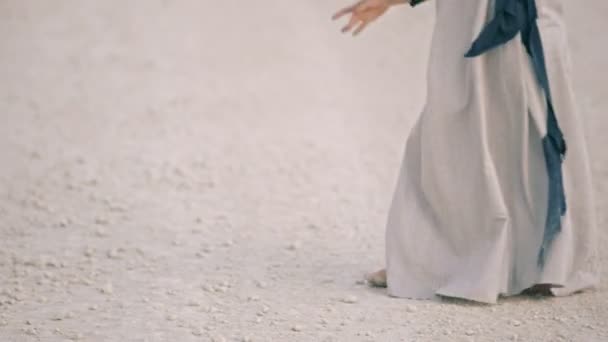 Mutlu kız çıplak ayakla dans etmek beyaz yolda — Stok video