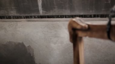 Mobilya Fabrikası. Mobilya ahşap parçaları vernik ince bir tabaka ile eşit olarak kabul edilir