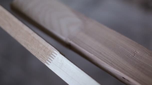 Conexão dentada de peças de madeira. Obras de marcenaria e carpintaria . — Vídeo de Stock