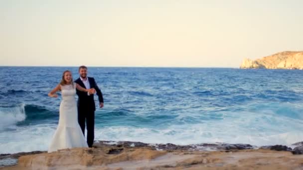 Noiva feliz e noivo na praia em seu dia de casamento. O conceito de uma vida familiar feliz — Vídeo de Stock