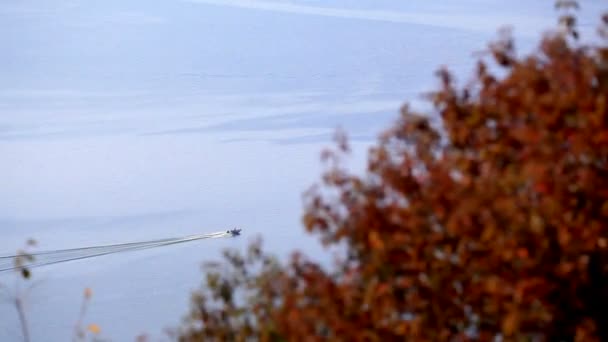 Vista dall'alto dalla montagna a un ampio fiume con acqua blu e una nave a motore. Signor Dnister. Ucraina — Video Stock