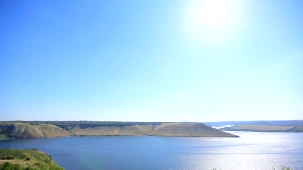 Široká řeka s jemným banky a ostrovy za svítání mlhavé ráno — Stock video