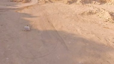 dron bir adam piyano çalıyor derin temel çukur uçar. Havadan görünümü