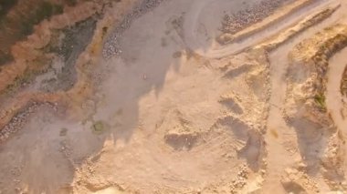 sema yüksek bir adam beyaz bir piyanoda oynuyor derin sarı dağ geçidi yukarıda robot. Havadan görünümü