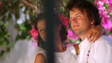 Güzel gelin ve damat çiçekleri arka planı. ağır çekim. Düğün günü.