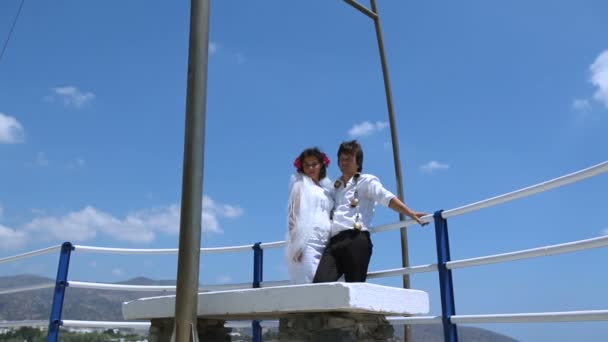 海の背景に新婚夫婦 — ストック動画
