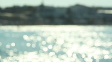 Köpüklü su dalgalı bir gün güneşli yaz, bulanık arka plan deniz kenarında parlıyor. Yunanistan
