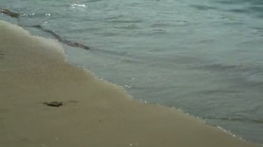 mutlu kadın su plajında rahatlatır. Yunanistan