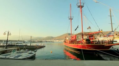 Tekne, yat ve motorlu gemi İskelesi sahil şehir güzel dağ zemin karşı altındadır. Yunanistan