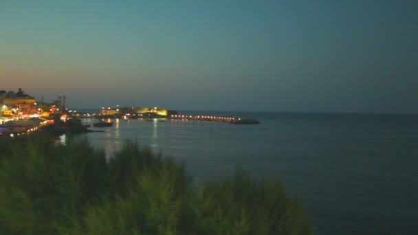 Luci luminose di alberghi e caffè estivi lungo la bellissima costa. Bellissimo bokeh. Il concetto di una meravigliosa vacanza estiva — Video Stock