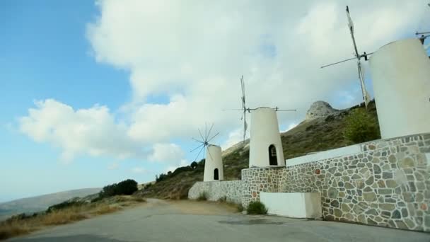 Панорамный снимок исторических ветряных мельниц на Миконосе , — стоковое видео