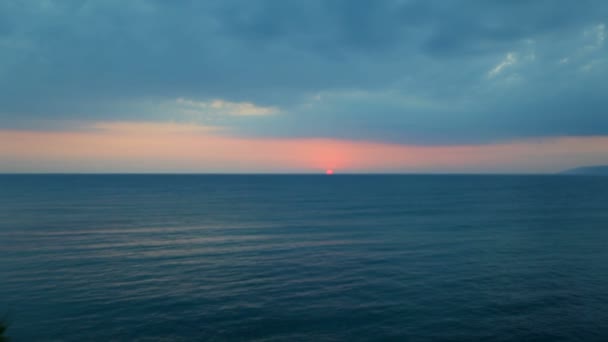 Solen går bortom horisonten och upplöses i havet — Stockvideo