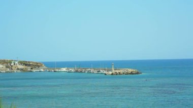 Deniz feneri deniz feneri iskelede tekneler ve motorlu tekneler altındadır.