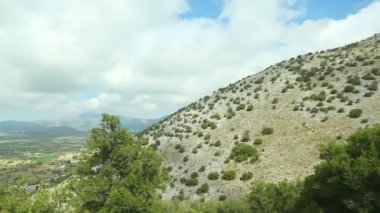 Mavi gökyüzü güzel dağ manzarası.