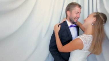 Mutlu gelin ve damat düğün gününde beyaz bir arka plan üzerinde