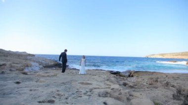 Gelin ve damat onların düğün günü sahil üzerinde.